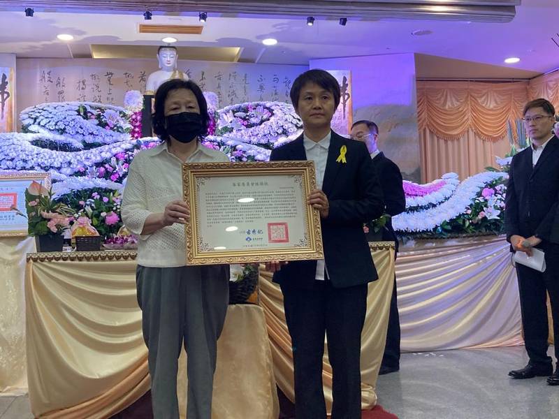 緬懷客家前輩梁榮茂 客委會頒一等獎章及旌揚狀