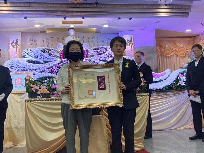 緬懷客家前輩梁榮茂 客委會頒一等獎章及旌揚狀
