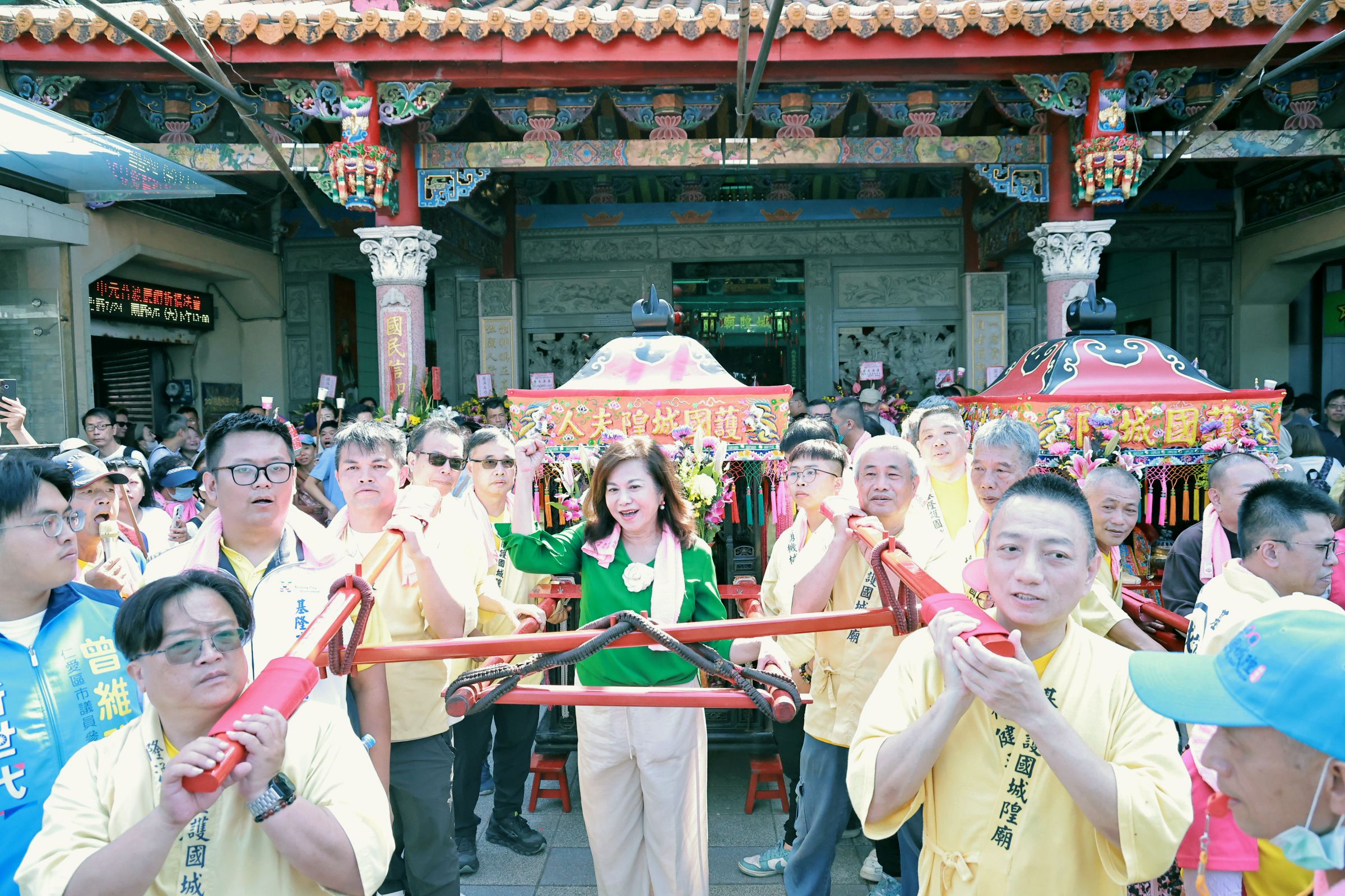 副市長邱佩琳與信眾扶轎,護國城隍夫人神轎起駕