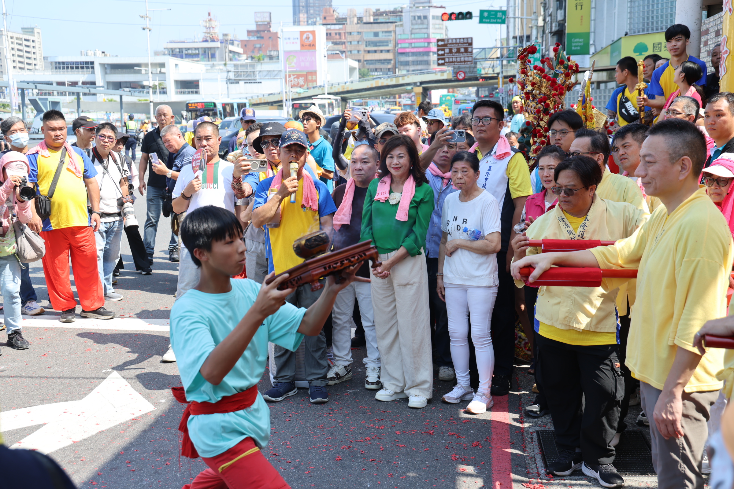 日巡隊伍沿路關巡行,民眾沿途參拜
