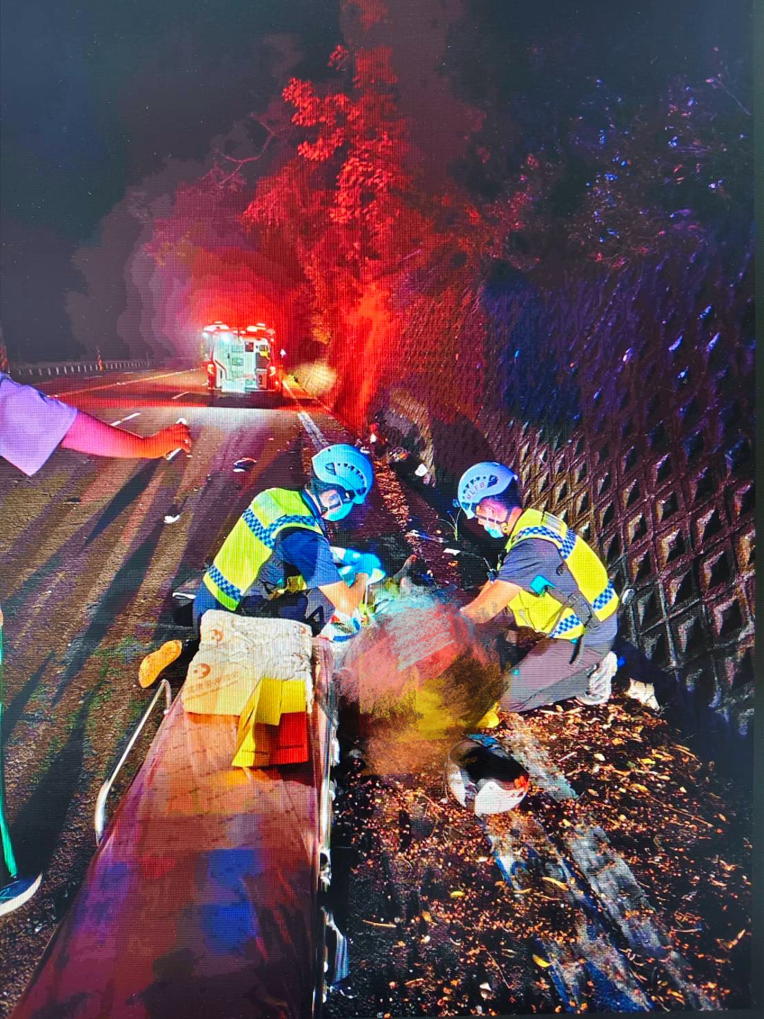 消防救護人員到場救治傷者