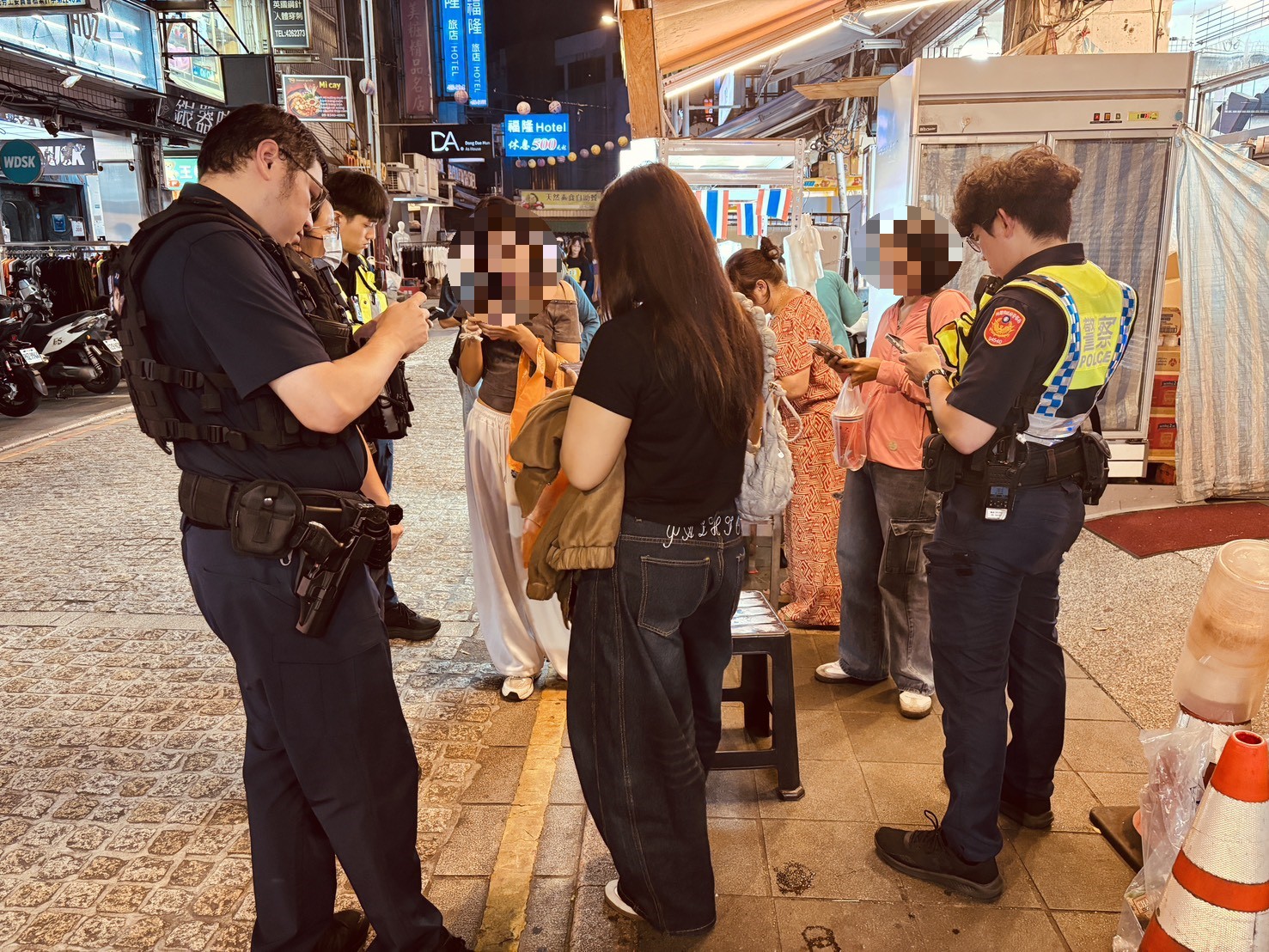 員警於中壢火車站周邊盤查外籍人士身分