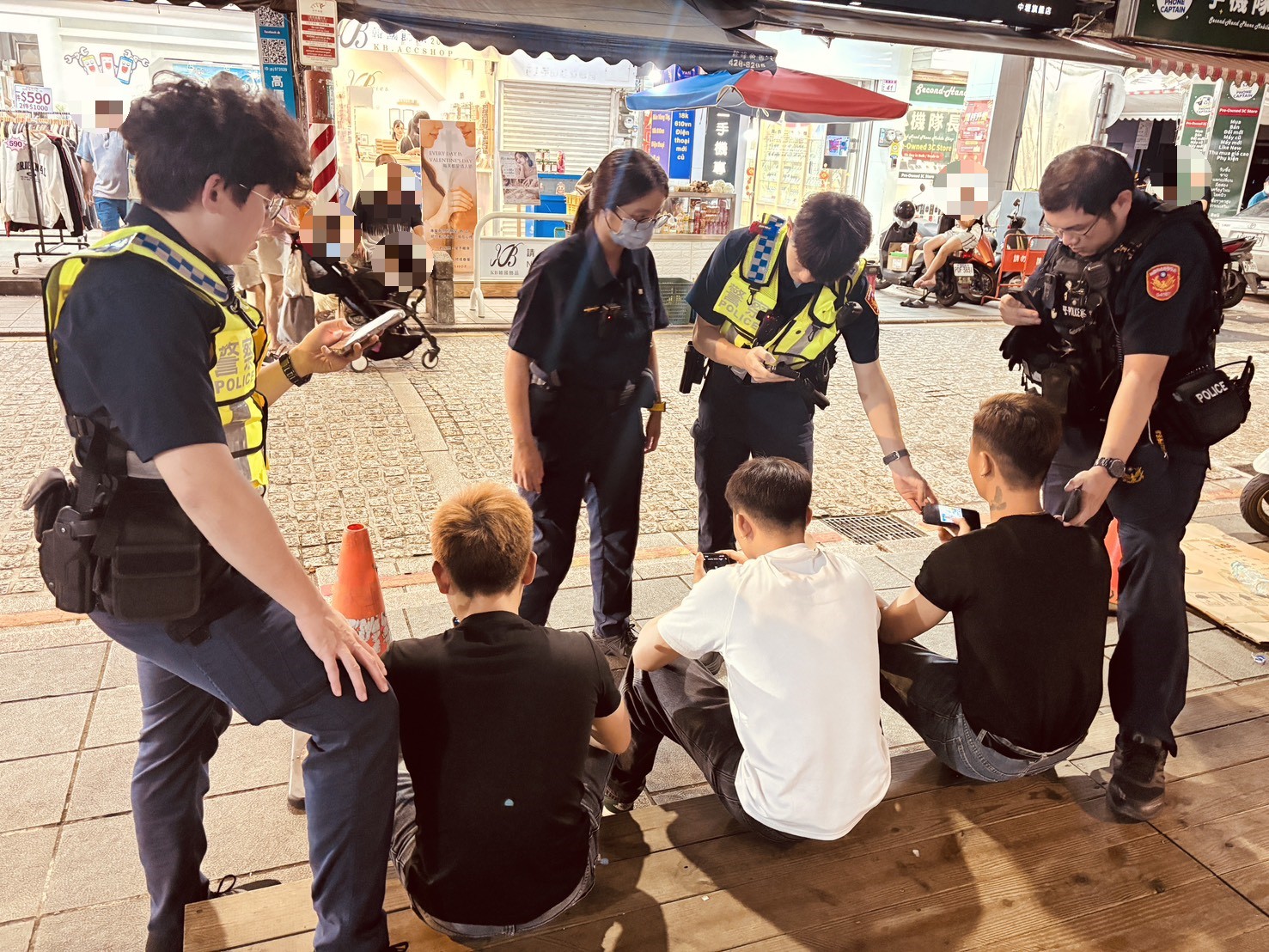 員警以行動載具查驗外籍人士身分