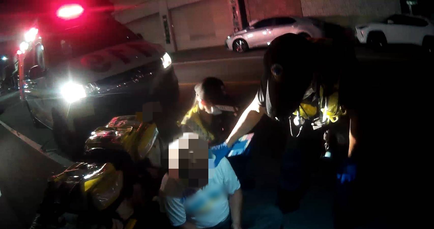 「全世界只有警察關心我！」7旬翁不勝酒力癱坐路旁 暖警用「這卡」助返家