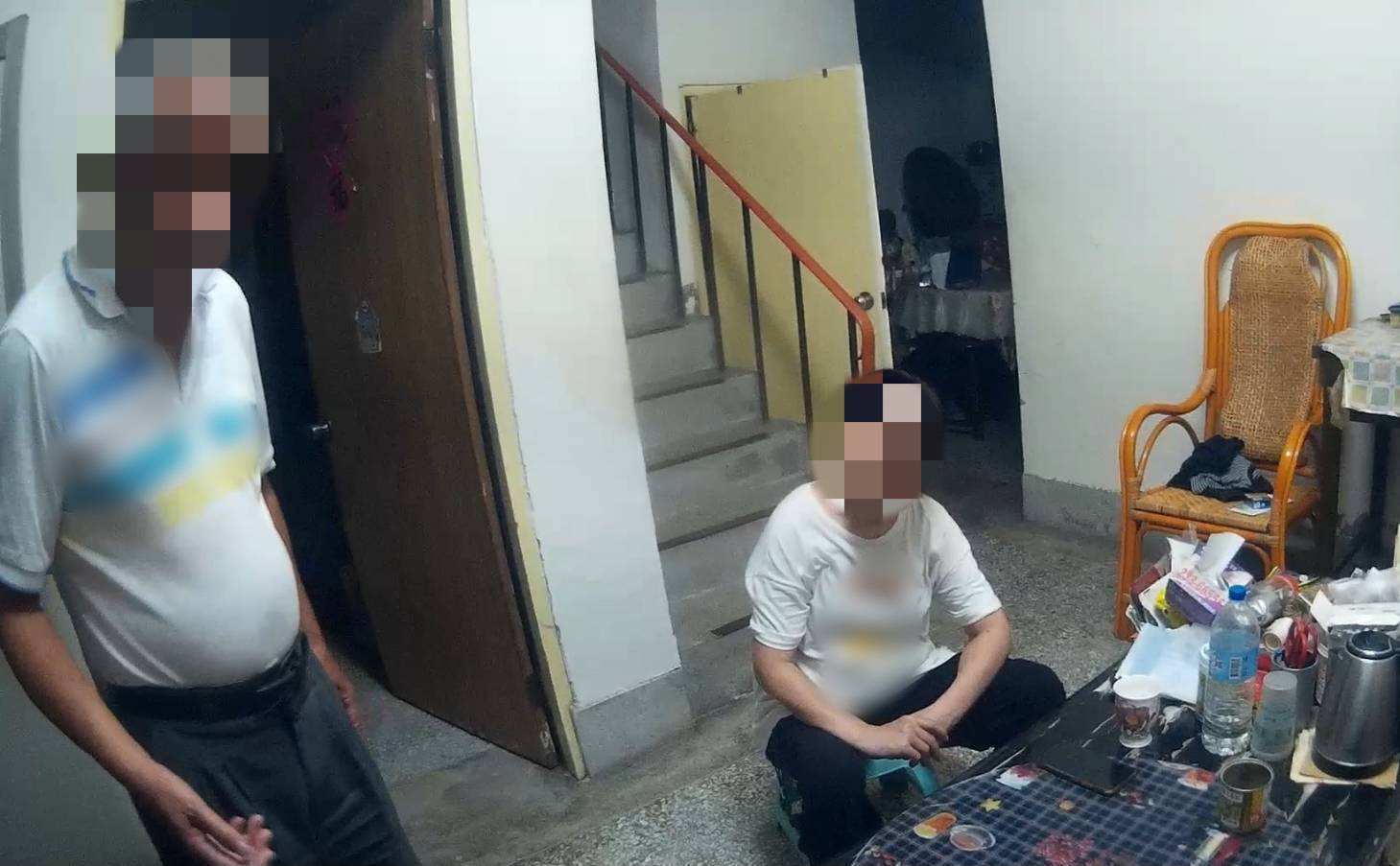 「全世界只有警察關心我！」7旬翁不勝酒力癱坐路旁 暖警用「這卡」助返家