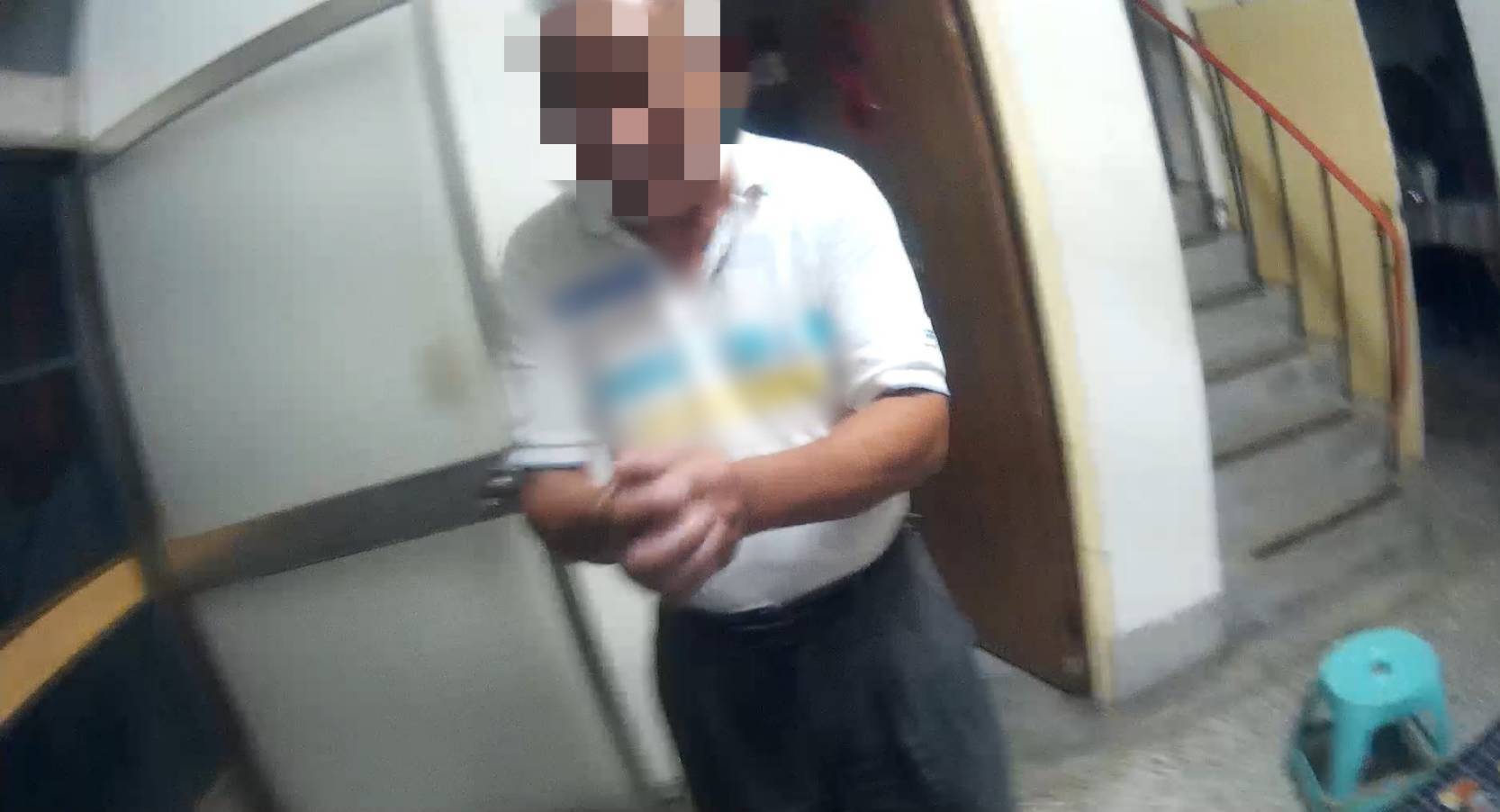 「全世界只有警察關心我！」7旬翁不勝酒力癱坐路旁 暖警用「這卡」助返家
