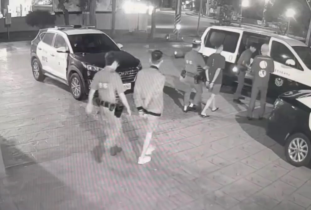 員警將涉案男子帶回