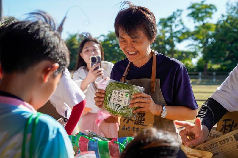駁二客庄黃昏市場開張　講客買菜玩出客庄味