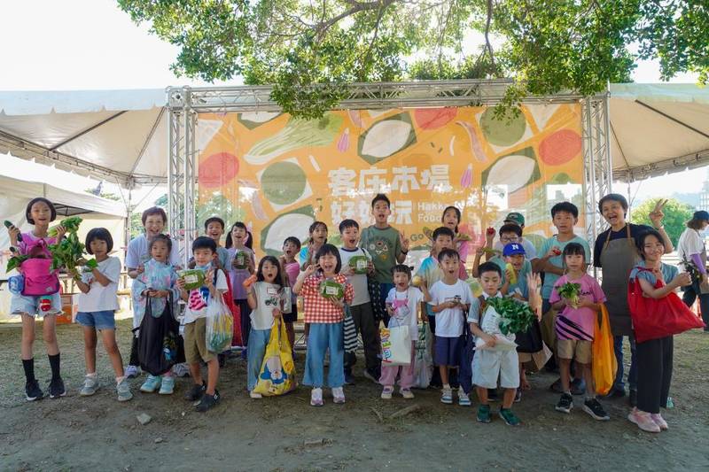 駁二客庄黃昏市場開張　講客買菜玩出客庄味