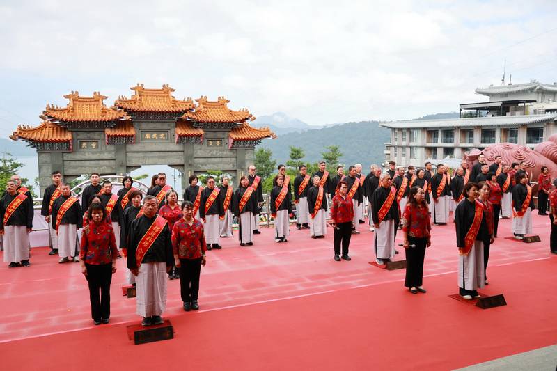 日月潭文武廟祭孔大典隆重登場 許縣長循古禮祭孔並見證公益捐贈