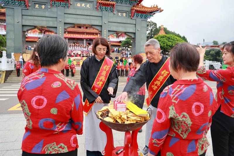 日月潭文武廟祭孔大典隆重登場 許縣長循古禮祭孔並見證公益捐贈