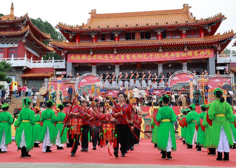 日月潭文武廟祭孔大典隆重登場 許縣長循古禮祭孔並見證公益捐贈
