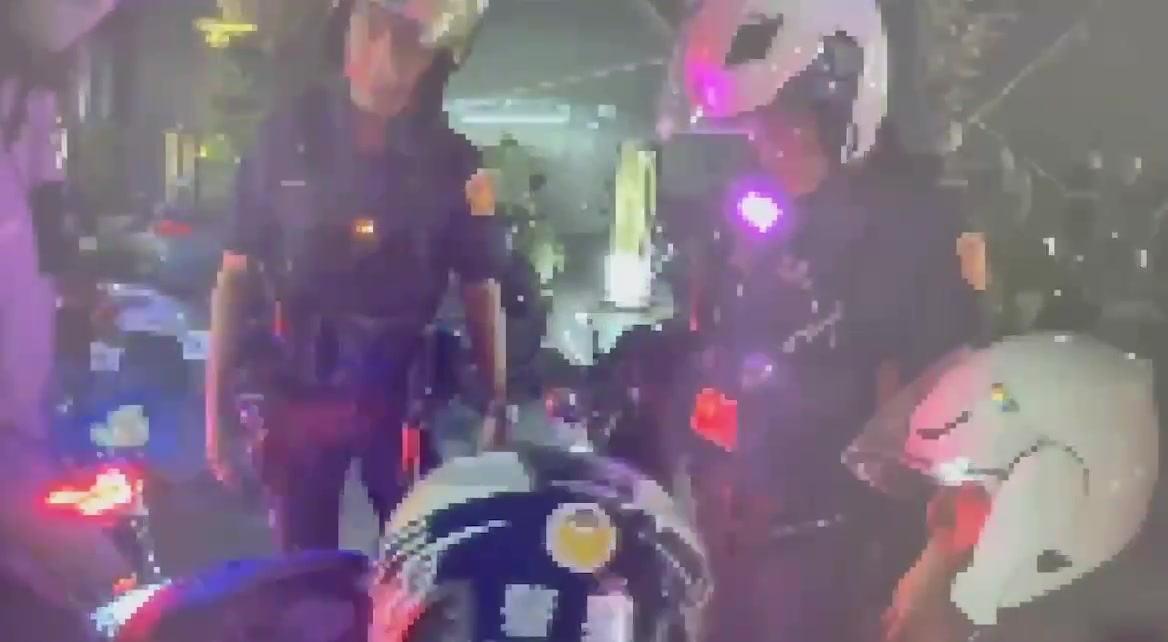 員警於林森北路現場處理酒醉男子
