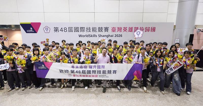 技能國手凱旋歸國 總統賀電肯定 勞動部長洪申翰親赴機場迎接