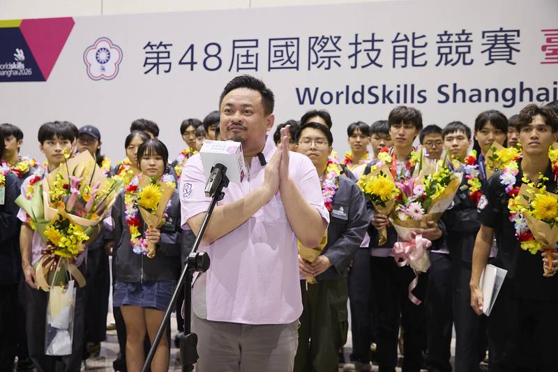 技能國手凱旋歸國 總統賀電肯定 勞動部長洪申翰親赴機場迎接