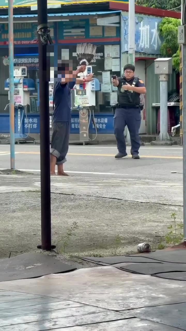 永康男拒就醫情緒失控持刀叫囂 警拔槍喝令「刀子放下」壓制送醫