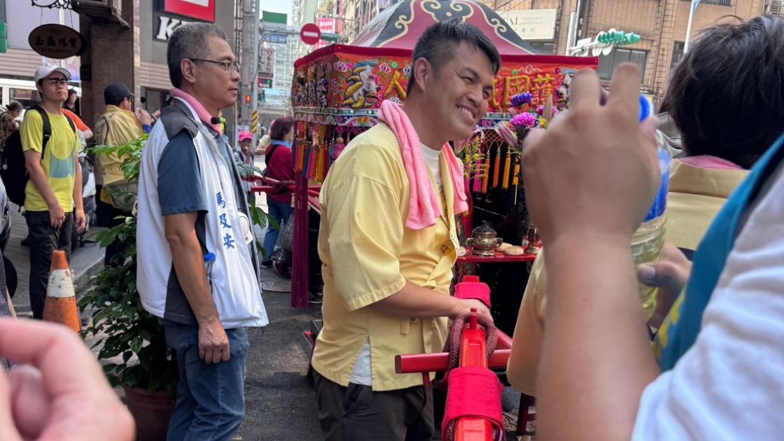 基隆市議員施偉政參與「2026 雞籠城隍文化祭」城隍日巡，加入轎班扛轎，與信眾一同遶境祈福。圖／〔施偉政服務處〕提供