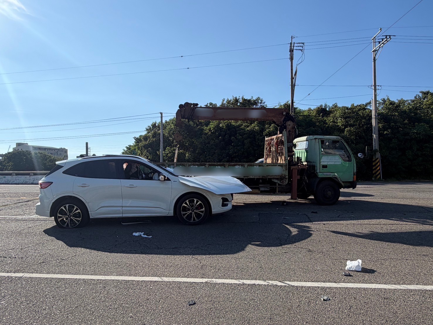 事故自小客車車頭嚴重受損
