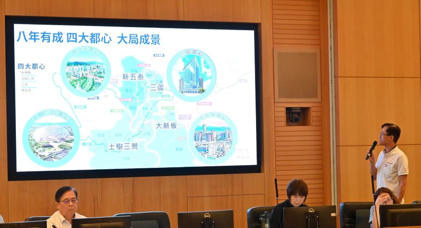 新北翻轉城鄉打造四大都心 侯:邁向2035國際大市 28 《圖說》城鄉局長黃國峰介紹四大都心發展新格局,打造幸福宜居新北。〈城鄉局提供〉