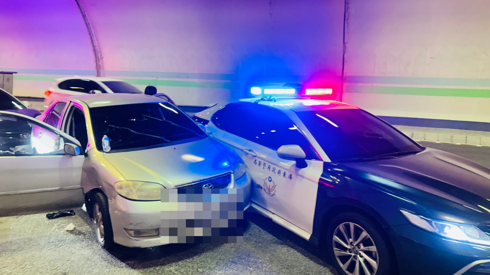 嫌車於國道三號田寮隧道內與警車碰撞後遭攔停