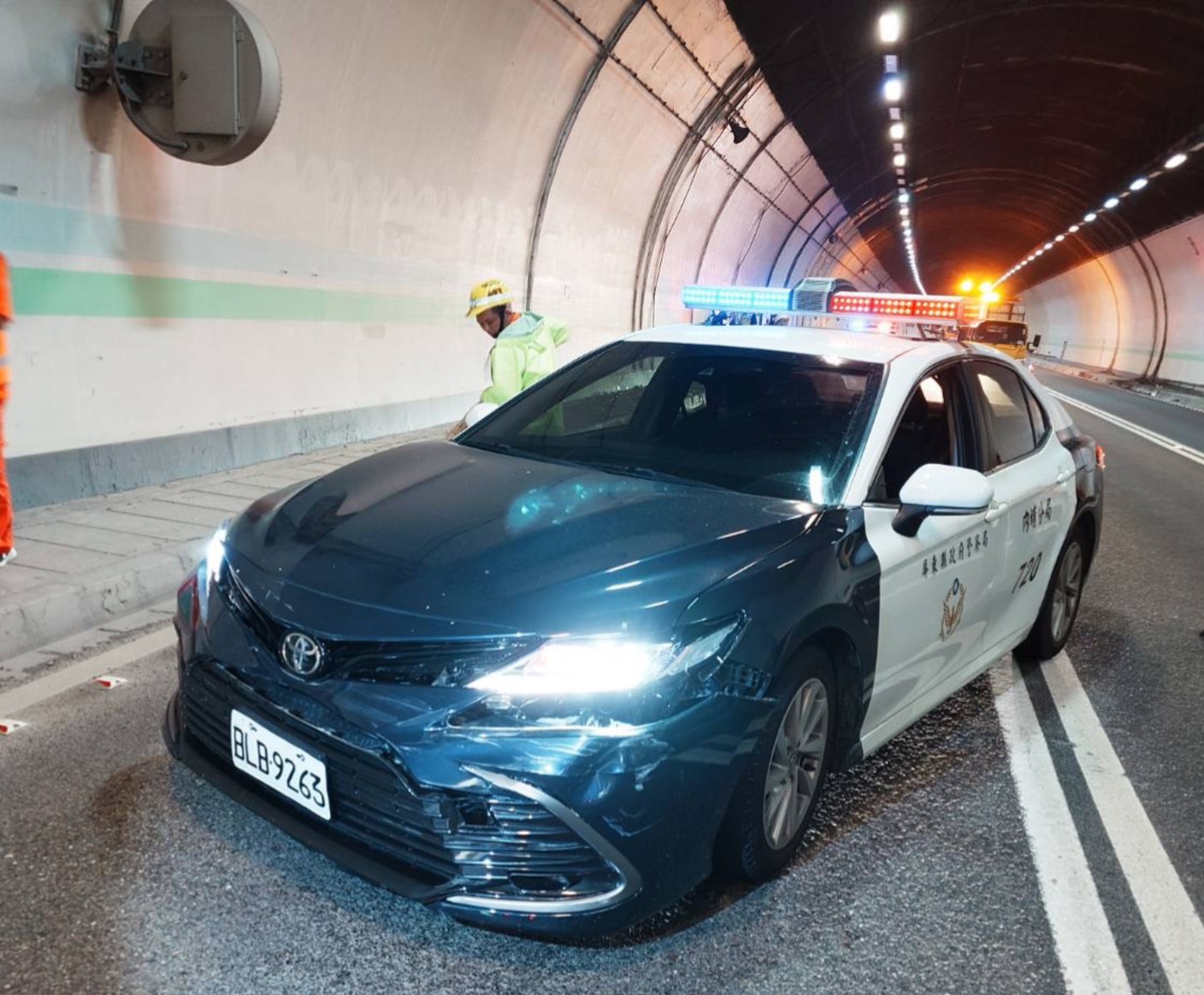 遭衝撞的警車車頭受損