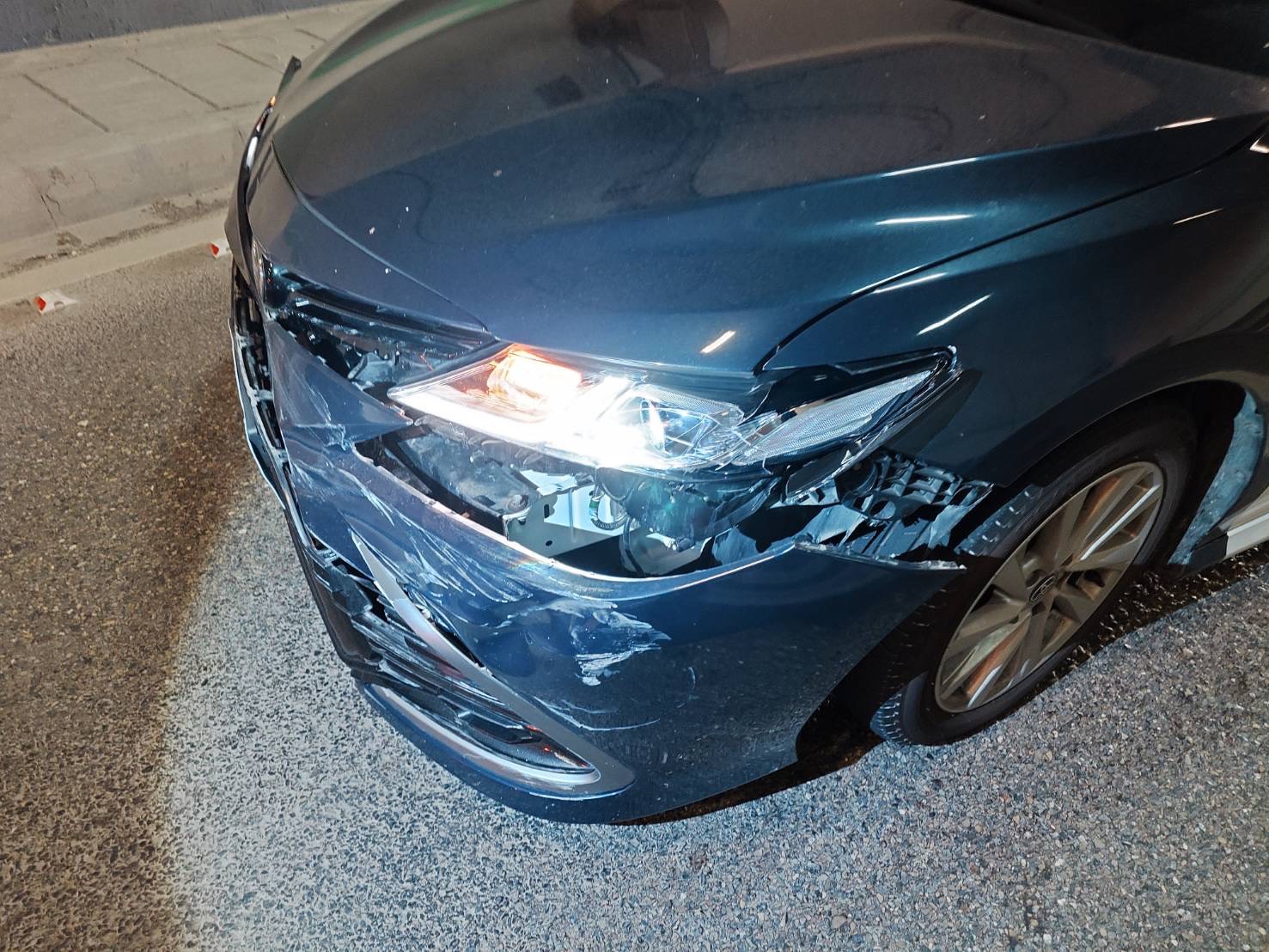 警車車頭撞擊受損情形