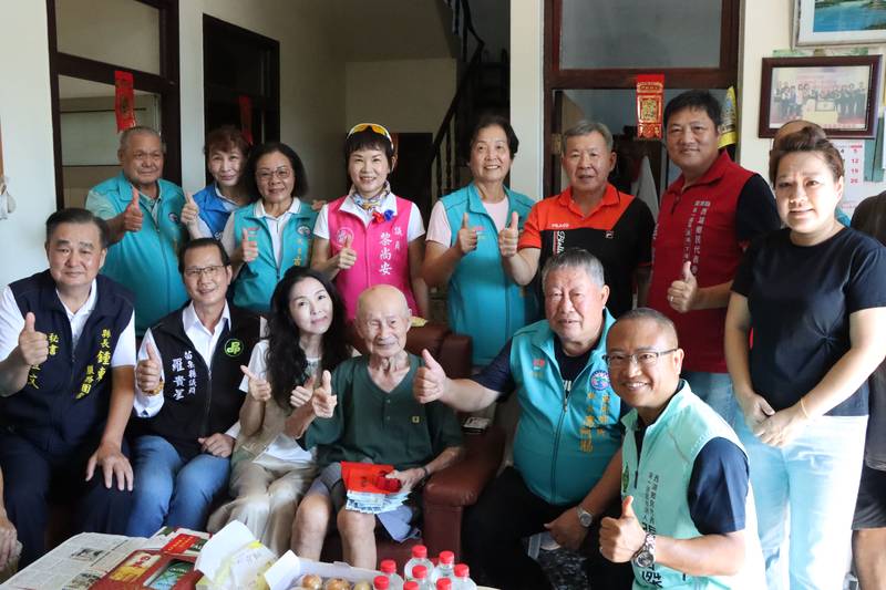 【百歲人瑞.溫情慰訪】縣長夫人陳美琦致贈敬老禮金與祝福