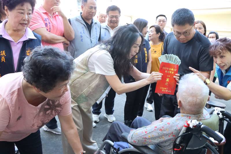 【百歲人瑞.溫情慰訪】縣長夫人陳美琦致贈敬老禮金與祝福