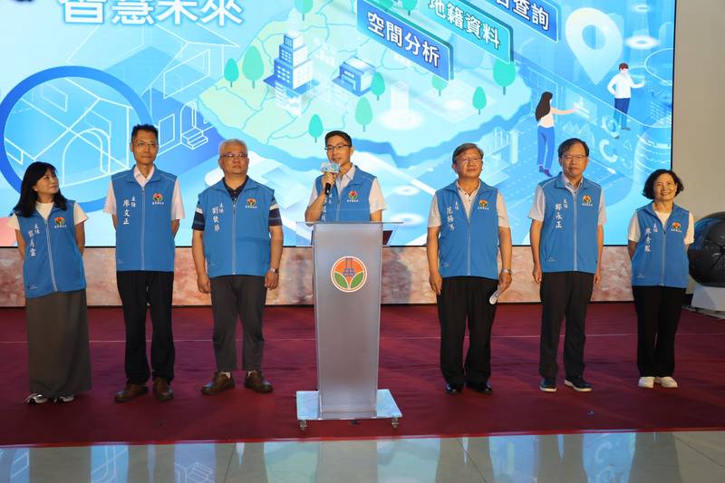 推動多元便民服務 縣長啟動地政跨域整合平台系統「栗智網」