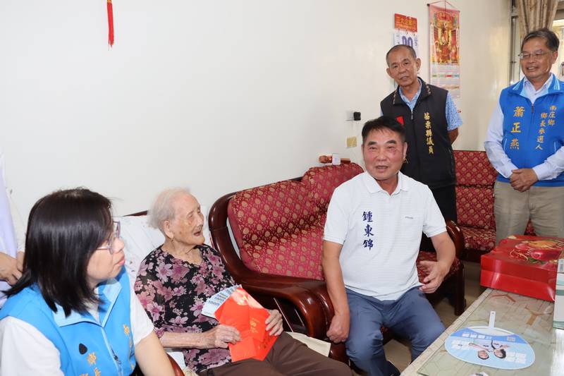 縣長慰訪南庄鄉百歲人瑞 祝賀福壽安康