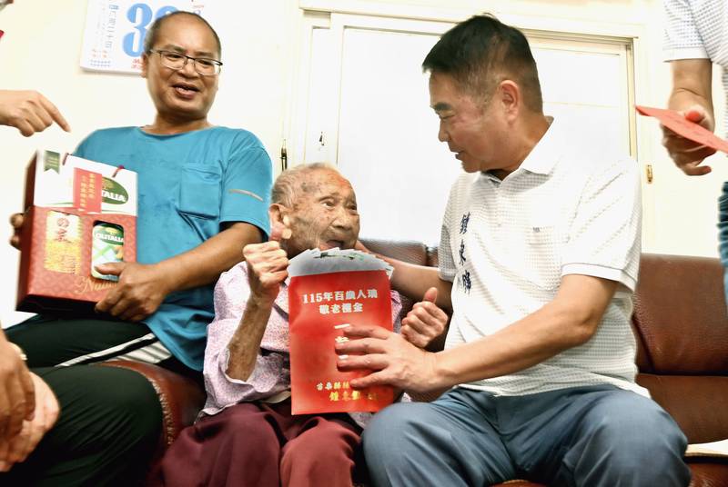 縣長鍾東錦慰訪後龍百歲人瑞 祝福老人家長命富貴健康「呷百二」