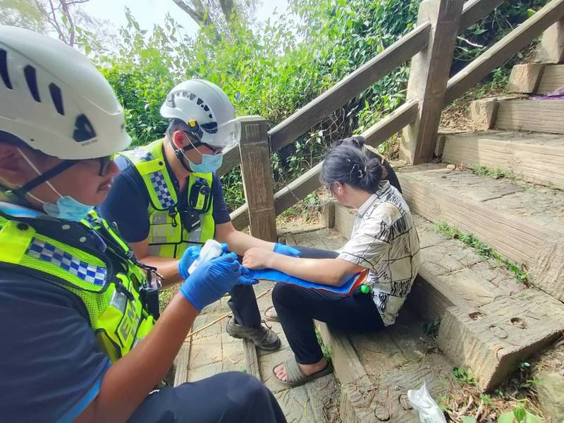 帶愛犬散步突暴走 民眾跌倒致左手疑似骨折送醫
