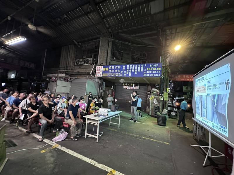中市向上市場污水接管克服施工挑戰 水利局逐攤溝通改善市場環境