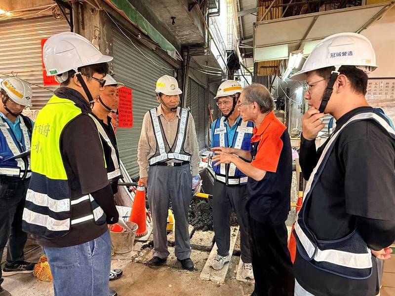 中市向上市場污水接管克服施工挑戰 水利局逐攤溝通改善市場環境