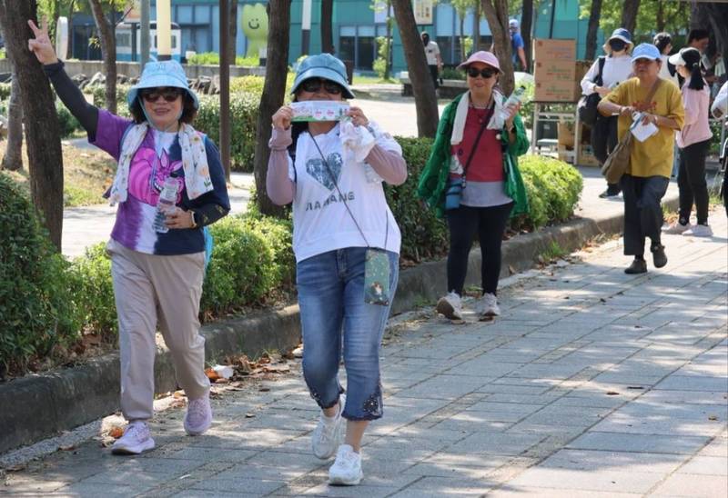 台中敬老月開跑 中彰投苗1300間銀髮友善商家送優惠