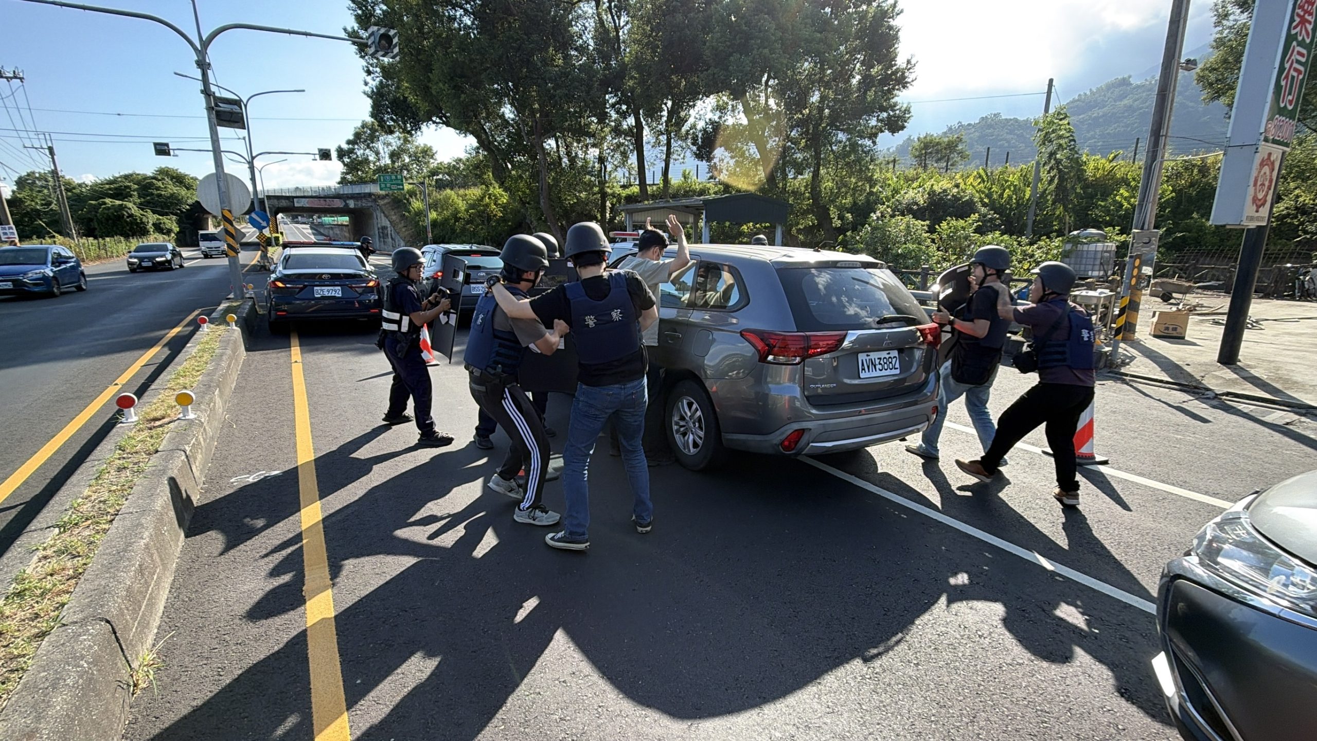 員警攔停模擬犯嫌車輛並控制人員