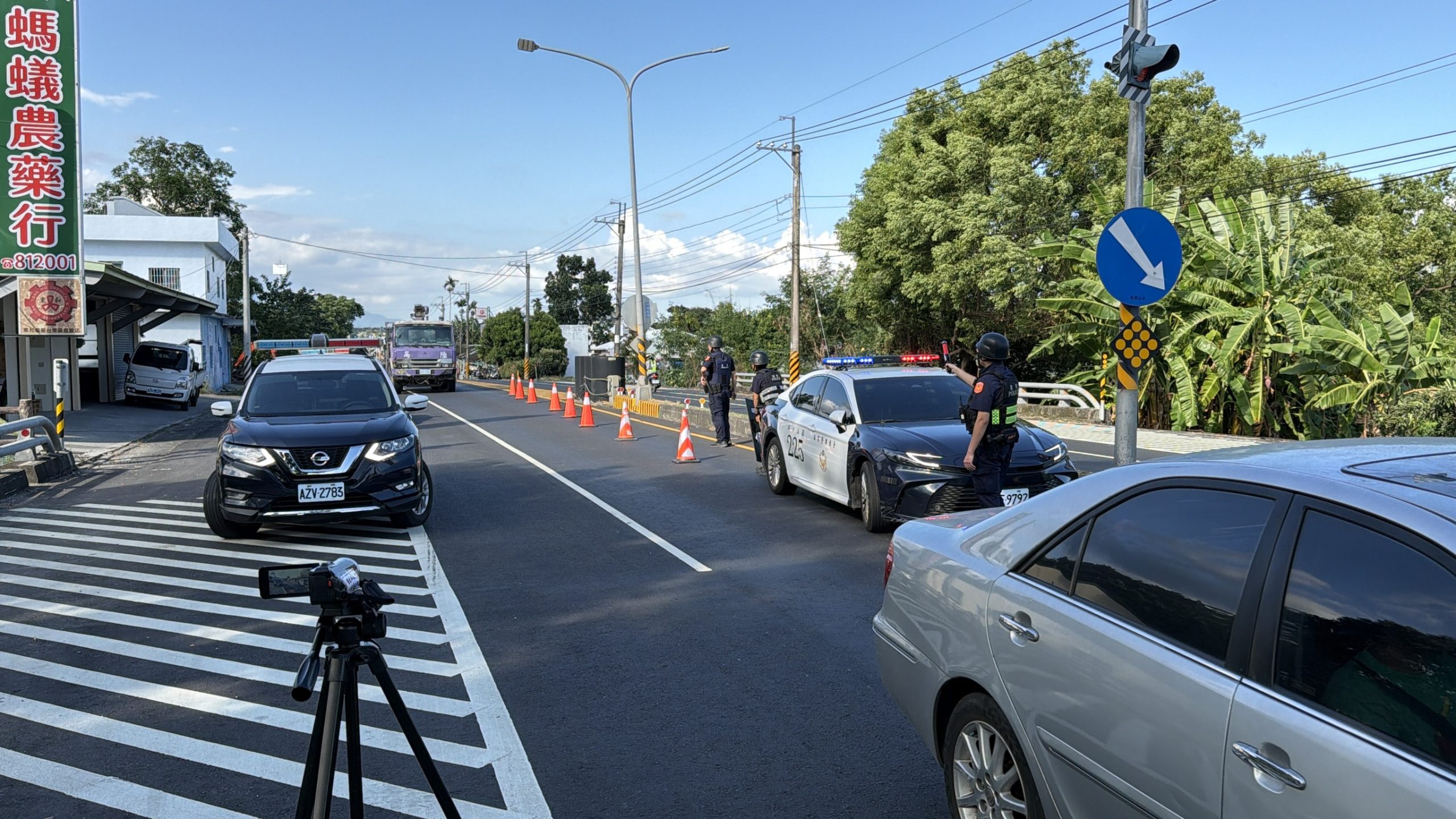 員警於攔截點引導車輛、警戒部署