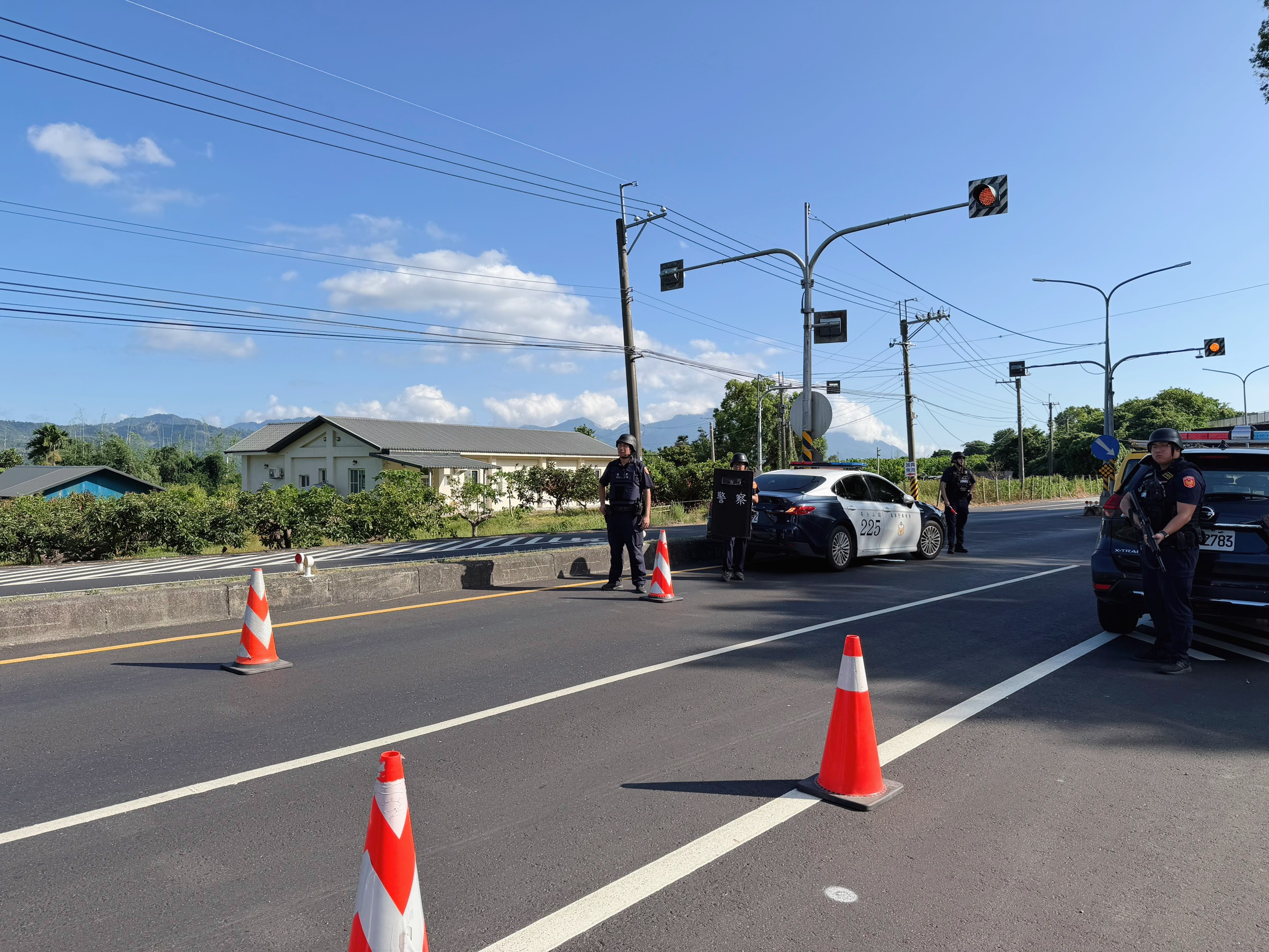 員警穿戴防護裝備實施警戒掩護