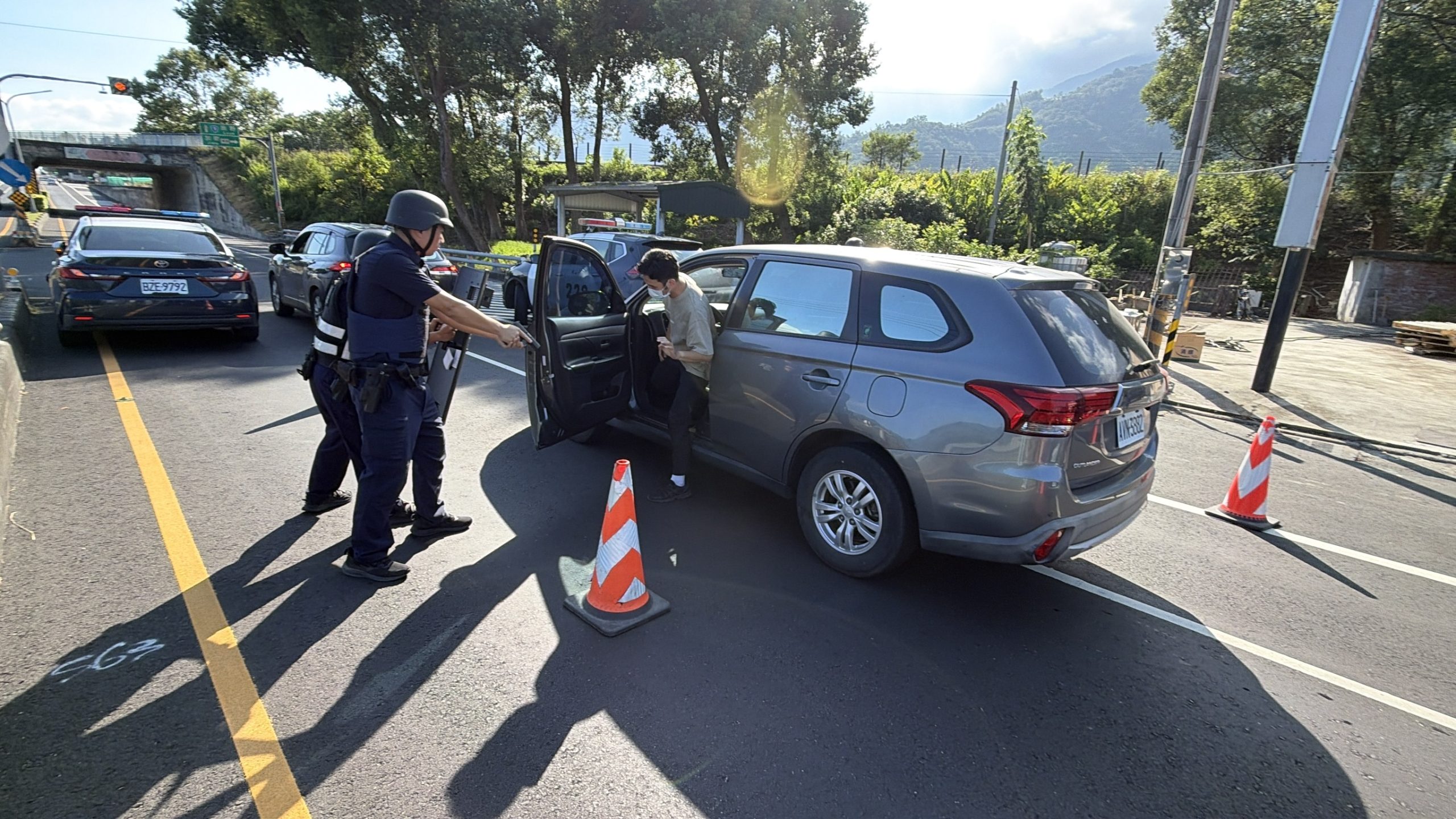 員警執行車輛攔查
