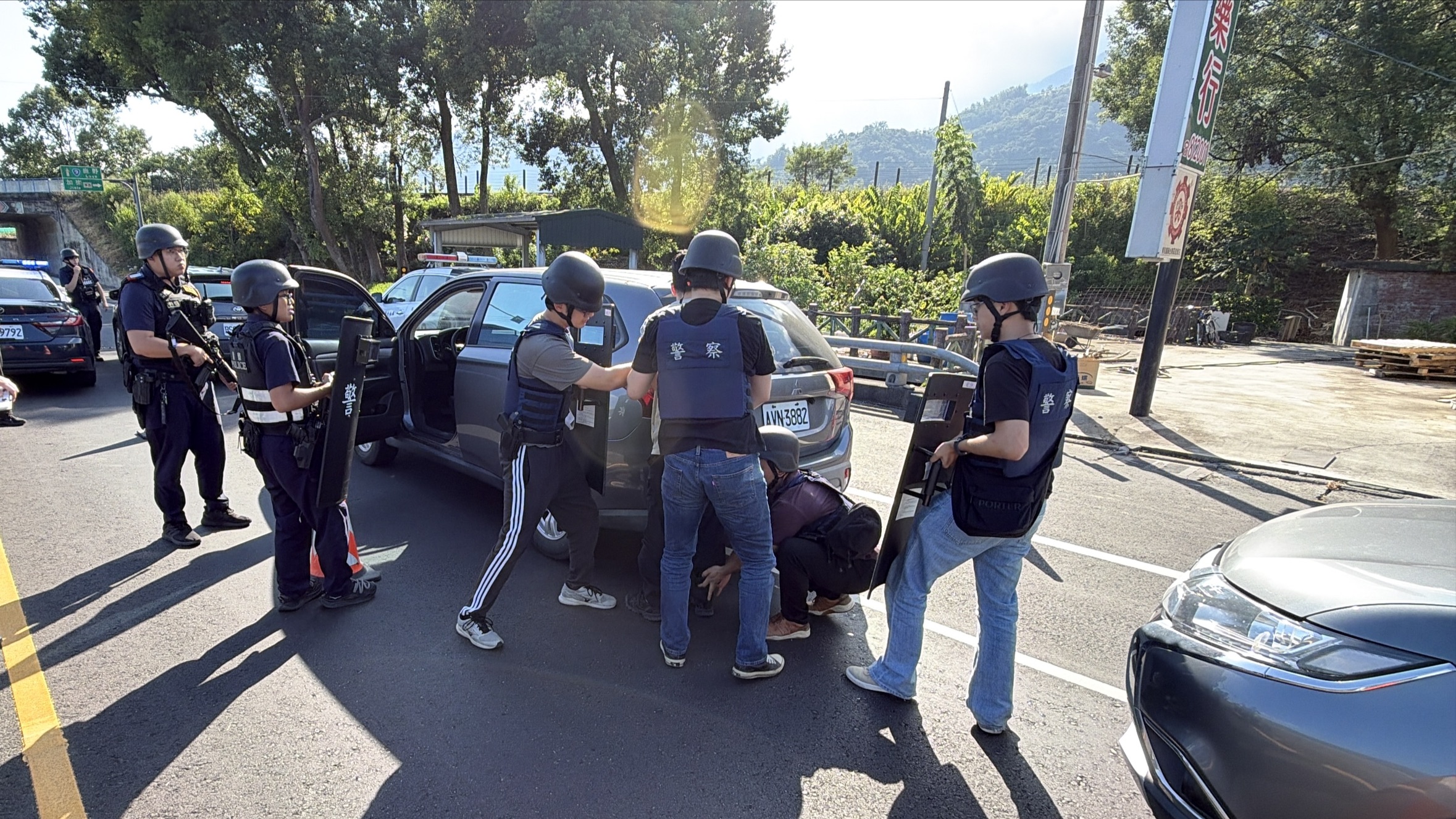 員警控制模擬犯嫌完成搜查