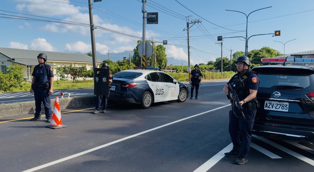 攔截圍捕點員警持械警戒