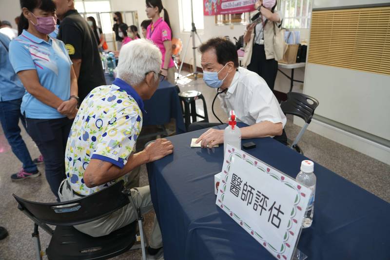 雲林流感、新冠疫苗同步開打 「左流右新」守護秋冬健康