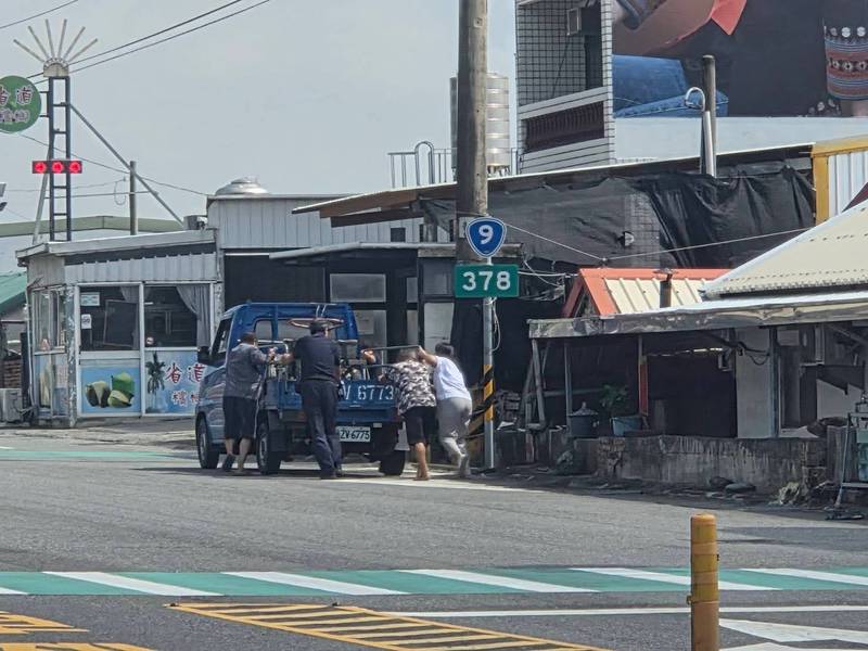 小貨車拋錨路中央 大武警協力推車解圍