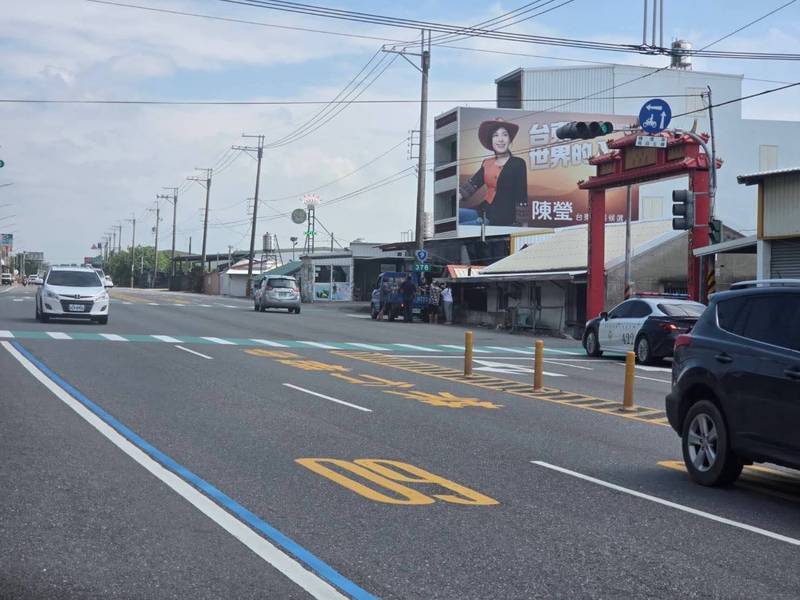 小貨車拋錨路中央 大武警協力推車解圍