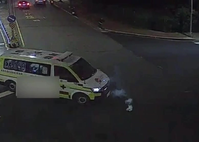 掉落路面的手機遭車輛碾壓後冒煙