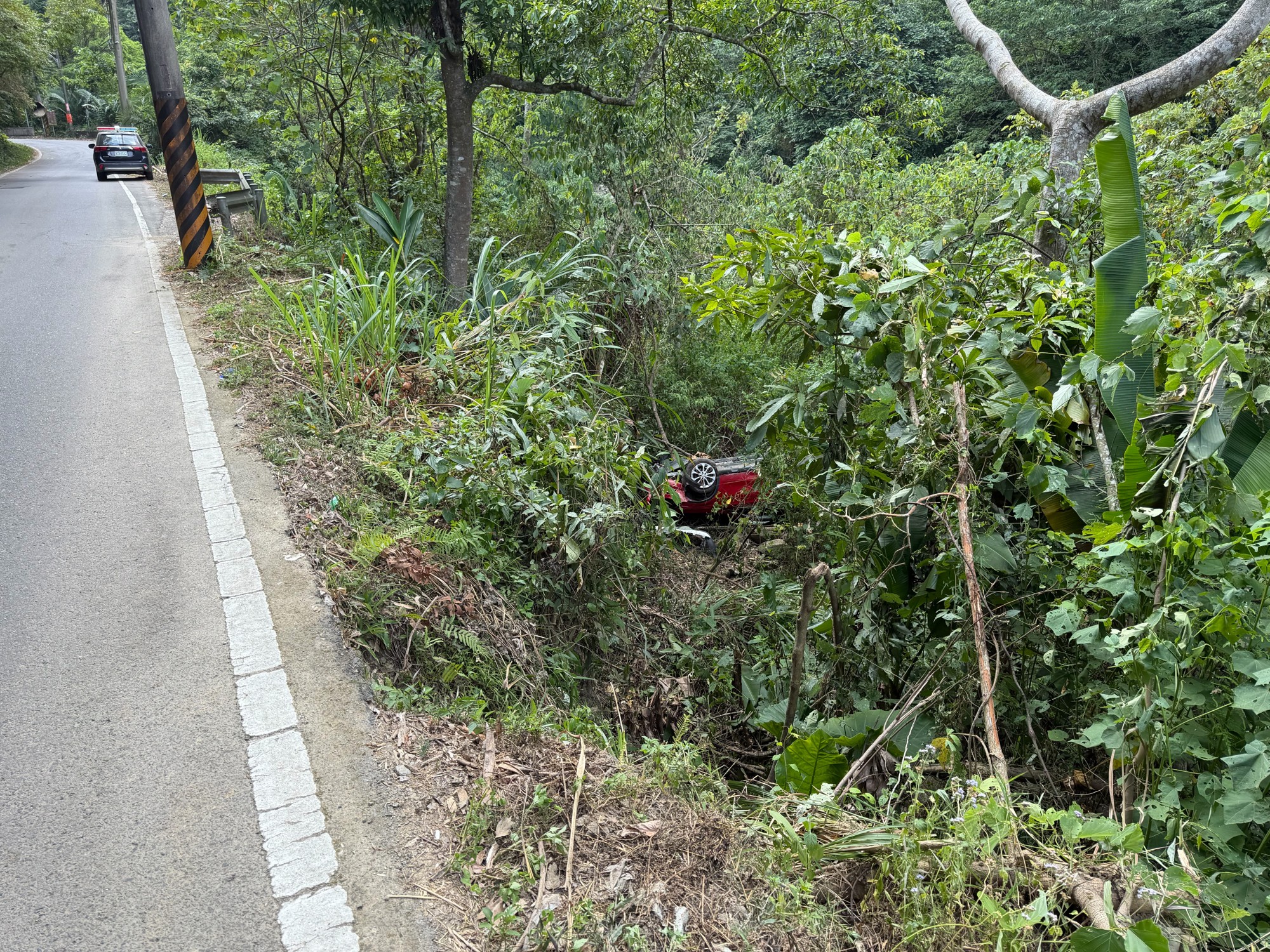 自小客車摔落苗61線7.8公里處路旁邊坡