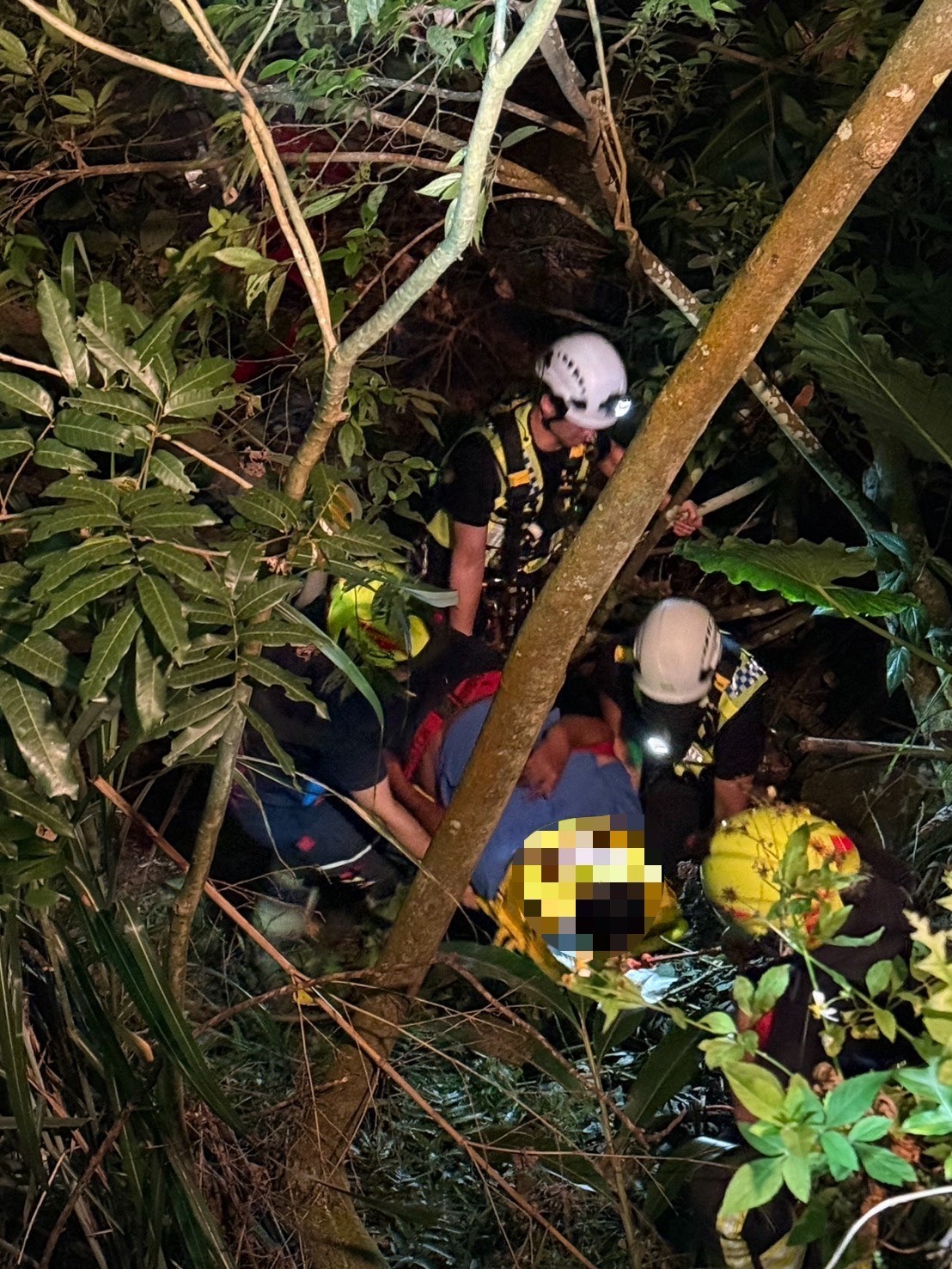 消防人員深夜於邊坡下救援受傷駕駛