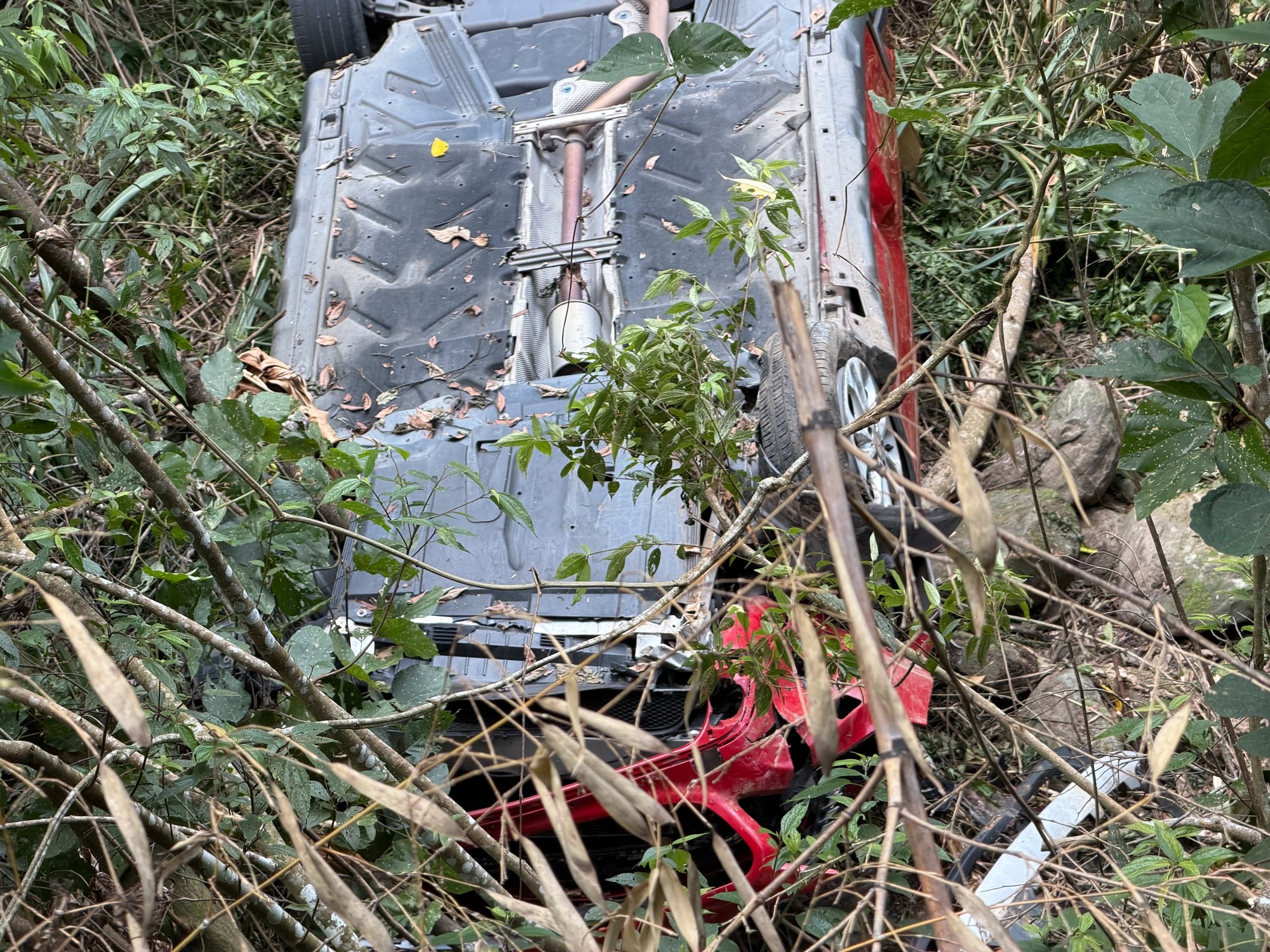 事故車輛車頭嚴重毀損