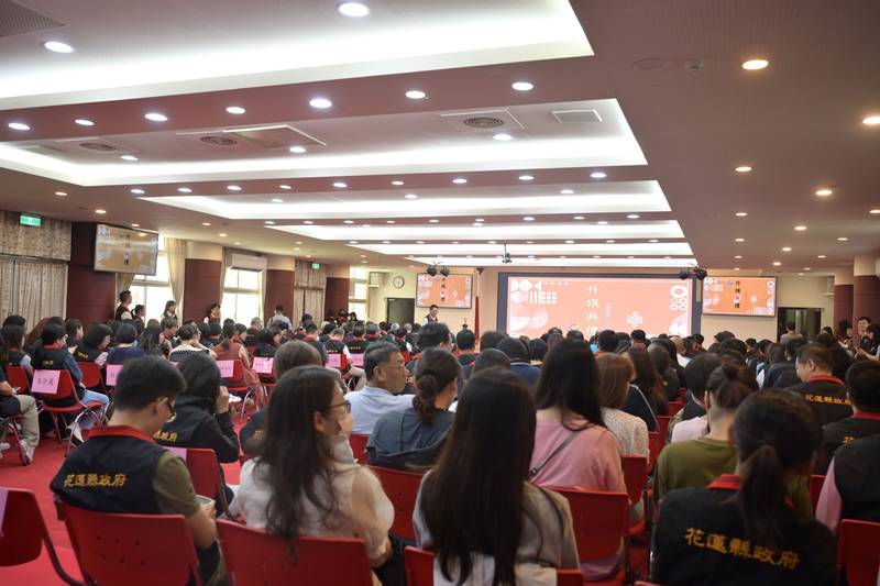 縣府10月升旗典禮 徐榛蔚表揚圓夢團隊及業務達人 頒發洄瀾透明獎