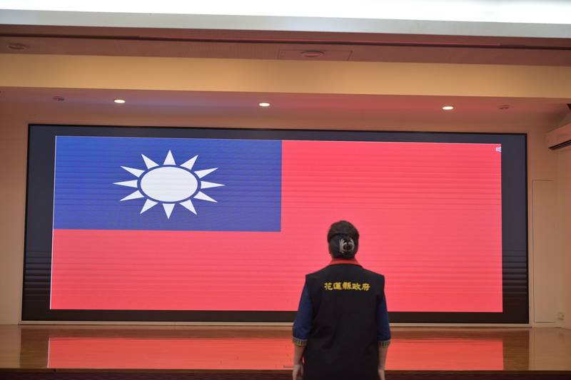 縣府10月升旗典禮 徐榛蔚表揚圓夢團隊及業務達人 頒發洄瀾透明獎